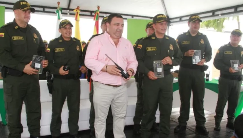 El Director de la Oficina de Seguridad del Distrito, Yesid Turbay, entrega los radios a la Policía de Barranquilla.