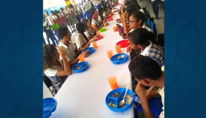 Los estudiantes consumiendo alimentos en el comedor.