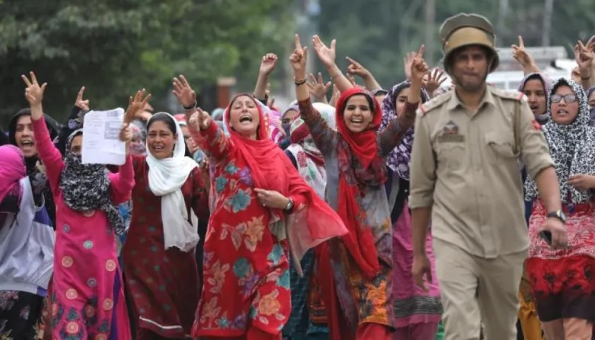 Devotas musulmanas participan en una manifestación, este lunes, en Srinagar, la capital estival de la Cachemira india.