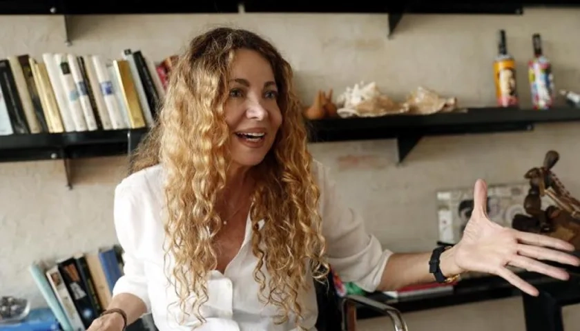 Escritora colombiana Ángela Becerra durante una entrevista con Efe en Bogotá.