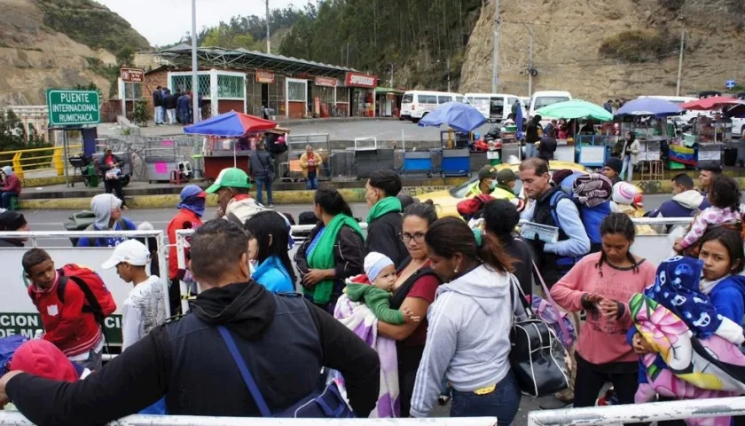 igrantes esperan este viernes en la frontera con Colombia, en el paso de Rumichaca (Ecuador
