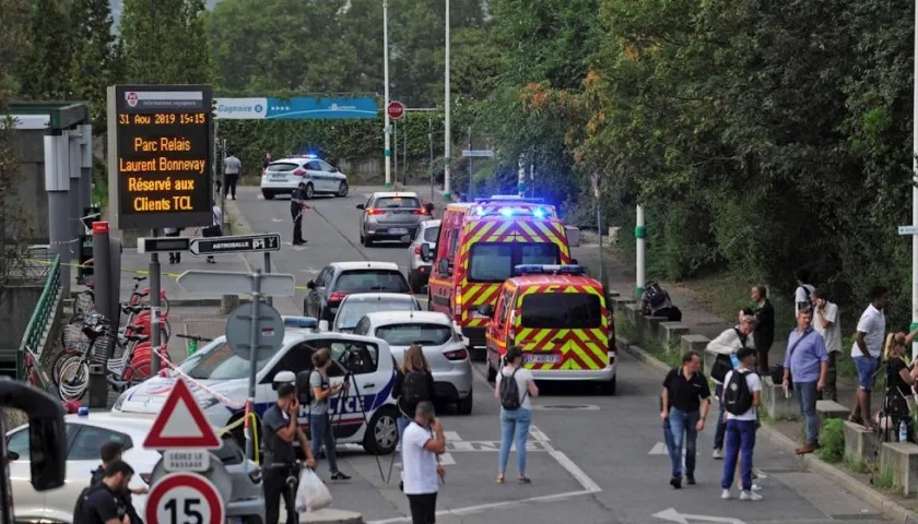 Una persona murió y otras ocho resultaron heridas en un ataque perpetrado con un cuchillo en una estación de metro en Villeurbanne, cerca de Lyon.