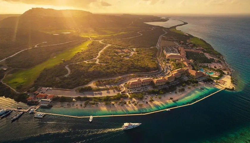 Así se ve desde el aire el Santa Bárbara Beach & Golf Resort Curazao.