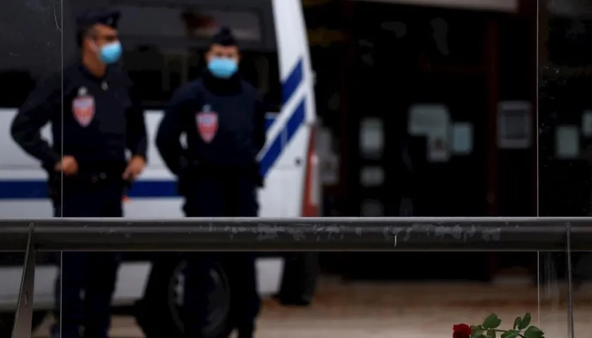La Policía francesa custodia el lugar donde un docente de historia fue decapitado.
