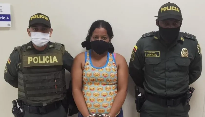 Olga Sandoval Viloria al ser capturada por la Policía. 