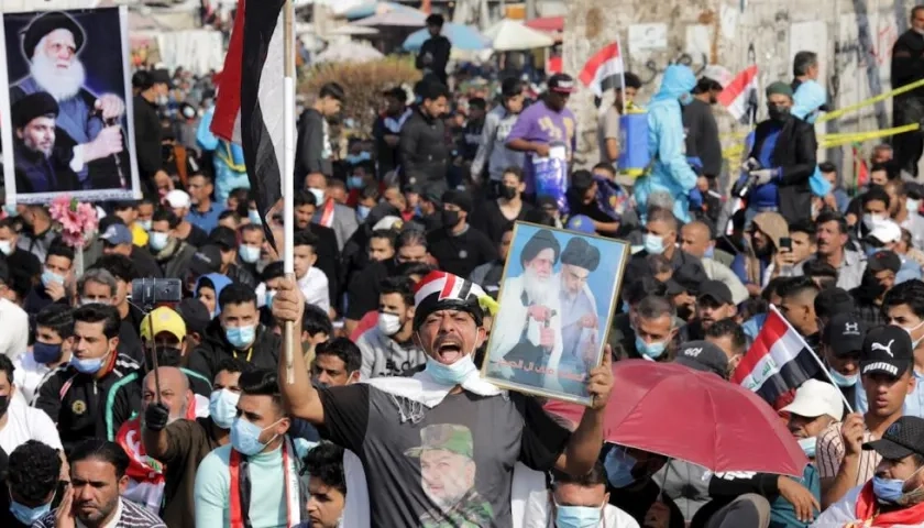 Miles de iraquíes se concentraron en la plaza durante el rezo musulmán del viernes.