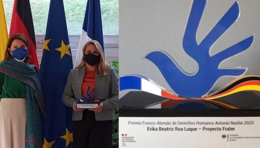 La embajadora Michèle Ramis entregó el premio a Erika Roa Luque.