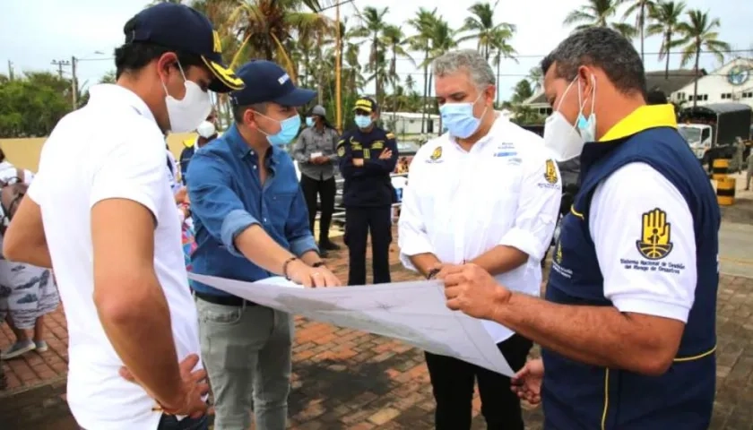 El Presidente Iván Duque y el Ministro Jonathan Malagón, revisando planos del proyecto.