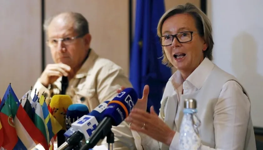 La embajadora de la Unión Europea en Colombia, Patricia Llombart (d), habla durante una rueda de prensa este lunes, en Bogotá (Colombia).