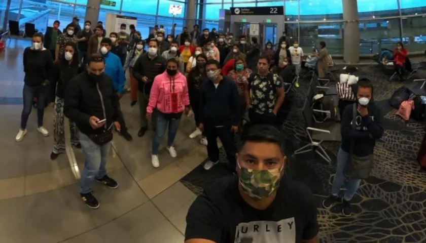 Grupo de peruanos varados en el aeropuerto de Bogotá.