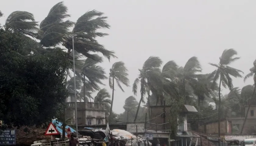 En la India, en los estados orientales de Bengala y Odisha, "casi 658.000 personas han sido evacuadas".