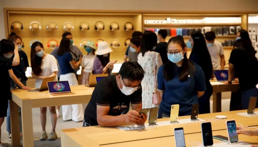 Clientes de nueva tienda de Apple en Pekín.