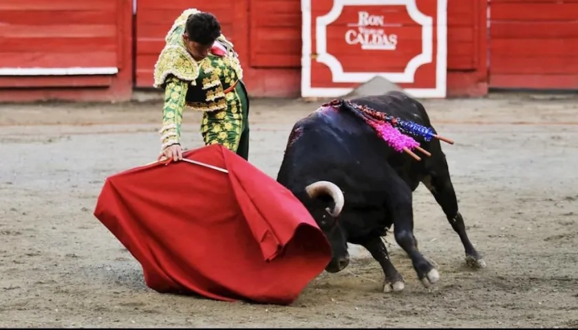 El torero colombiano Cristóbal Pardo durante la lidia de un toro.