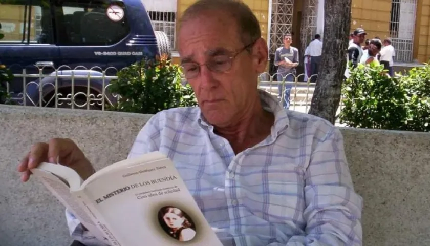 Guillermo Henríquez (Q.E.P.D.) leyendo en la Plaza de Ciénaga una de sus obras.