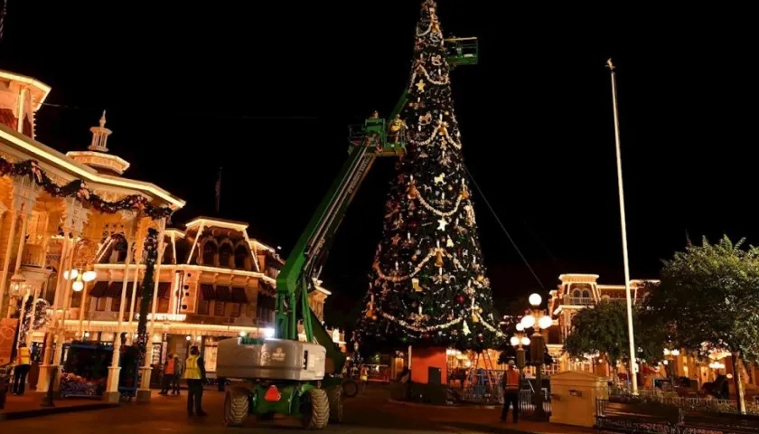 El parque temático Magic Kingdom de Florida amaneció este lunes decorado con ambiente navideño para celebrar los 50 años de Walt Disney World.