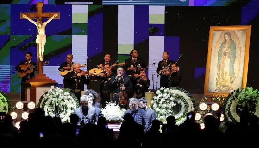 Familiares y amigos asisten al homenaje póstumo del cantante mexicano Vicente Fernández, anoche, en la ciudad de Guadalajara (México). 