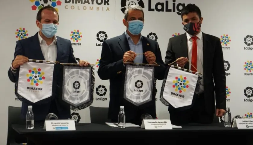 Ernesto Lucena, Ministro del Deporte; Fernando Jaramillo, presidente de la Dimayor; Julián Gómez, delegado de la Liga Española. 