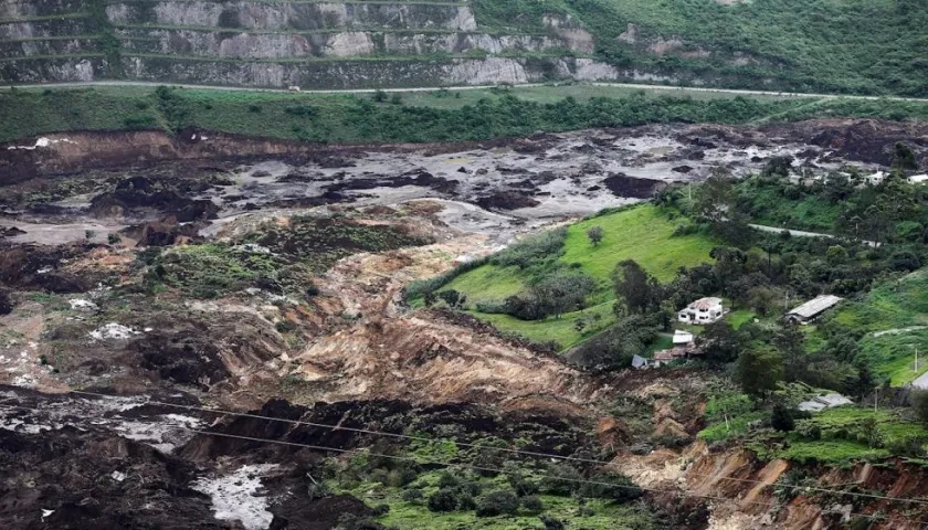  Fotografía desde el aire donde se observa el alud de tierra que cubrió parte de la población de Chunchi, en la provincia ecuatoriana de Chimborazo, en Ecuador. 