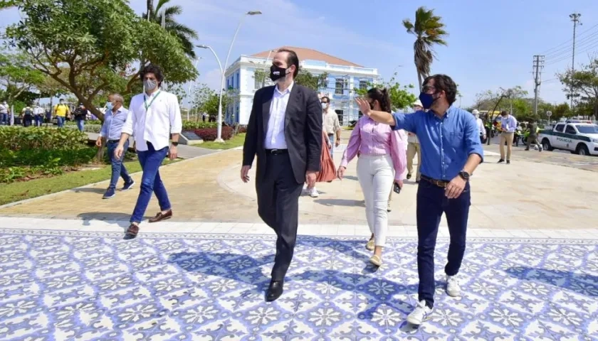 Mauricio Claver-Carone, presidente del BID, pasea por la Intendencia fluvial con el Alcalde Jaime Pumarejo.