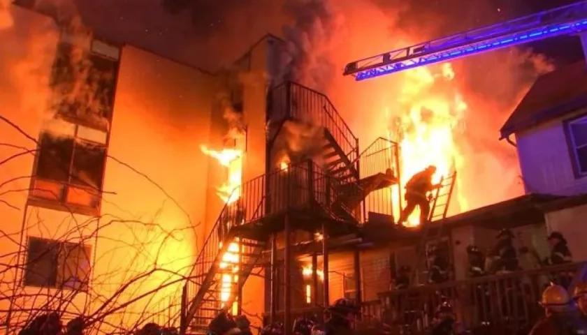 Bomberos sofocaron las llamas en el incendio en Rockland.