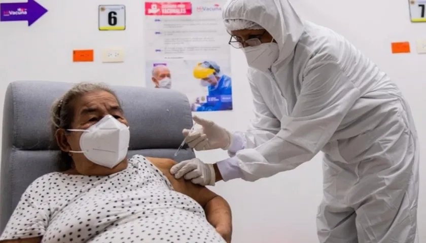 El Supersalud con la adulta mayor que recibió la vacuna No. 2 millones del país.