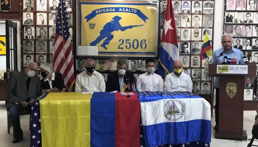 El cubano-estadounidense Johnny López de la Cruz (d), habla hoy en el acto sobre Colombia.
