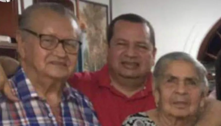 Javier Cabarcas Pinedo (centro) junto a sus padres.