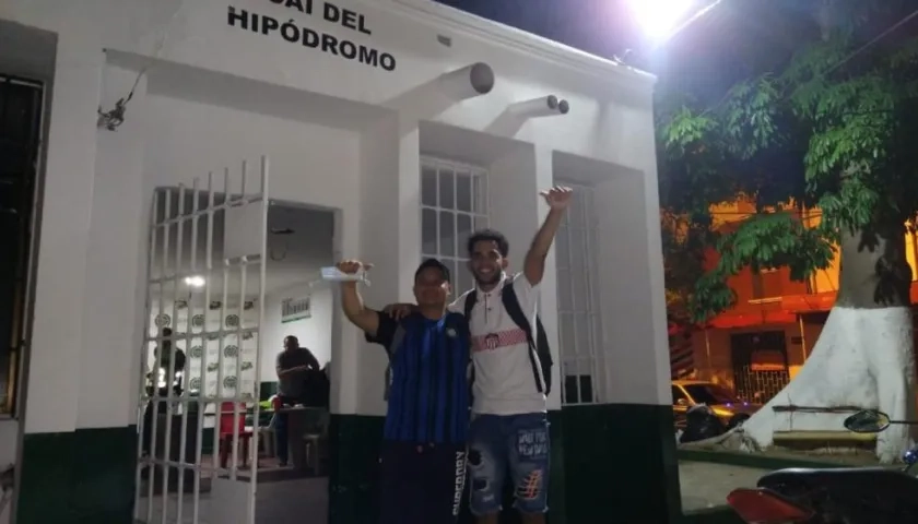 Emil Bastidas y David Ibarra cuando salían de la Estación de Hipódromo, donde permanecieron detenidos. 