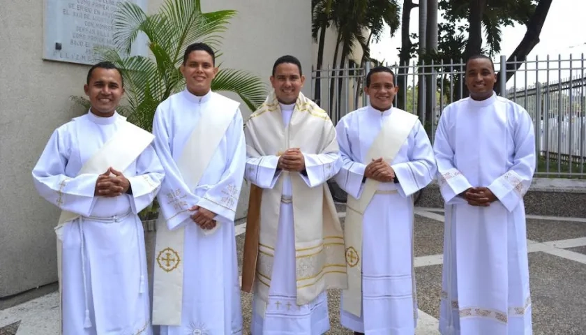 Los cuatro sacerdotes y el diácono.