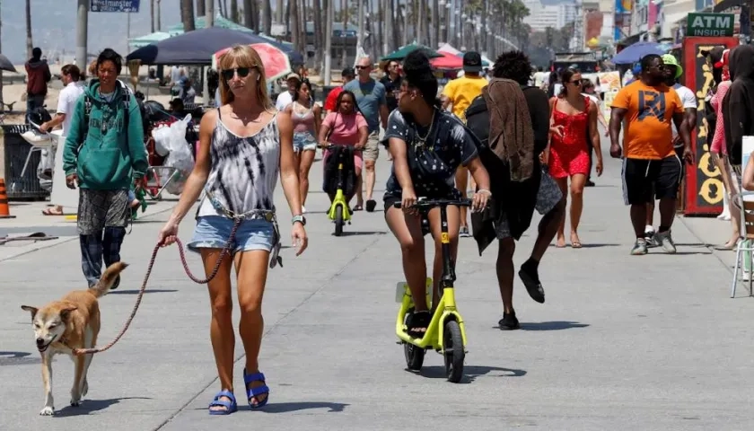 Gente caminando en Los Ángeles.
