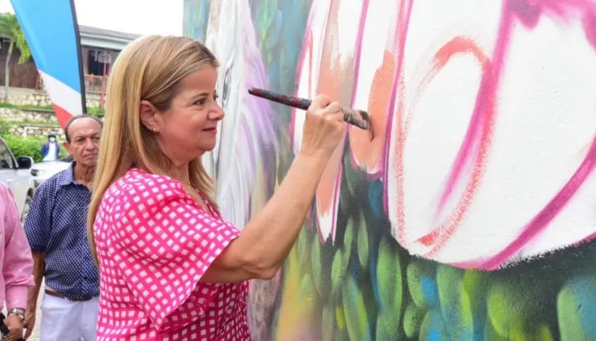 La Gobernadora Elsa Noguera participando en la actividad mural.