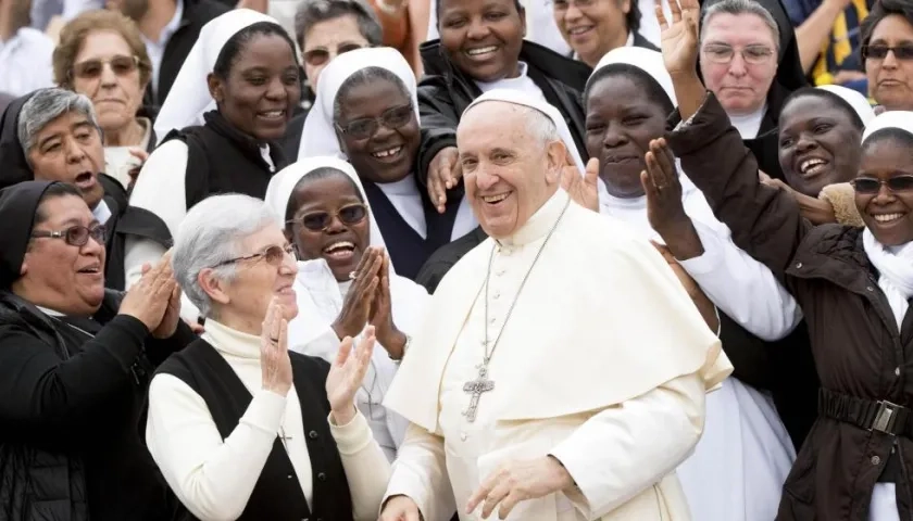 Una imagen del Papa Francisco rodeado de monjas. 