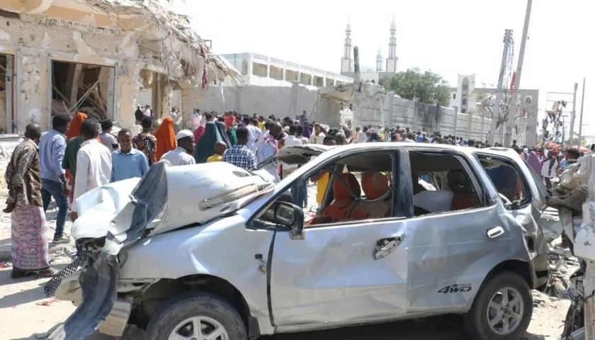 Un vehículo destrozado luego de las dos explosiones en Mogadiscio.
