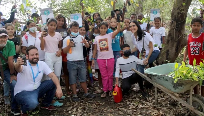 Participantes de la Gran Sembratón para la integración de mangle en la ciénaga de Mallorquín.
