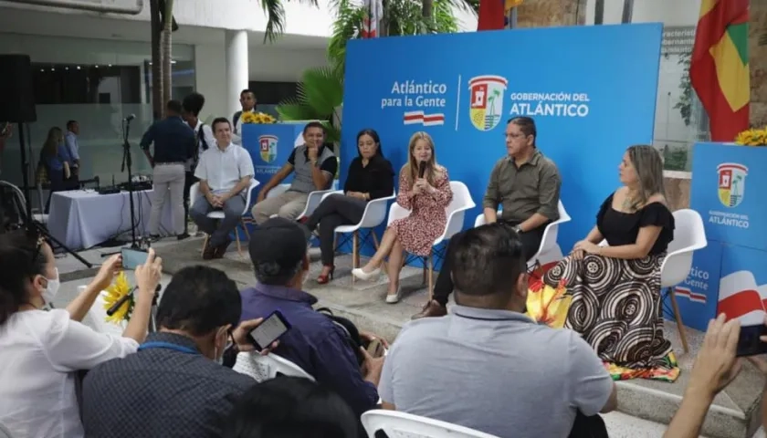 Alcaldes de Usiacurí, Santo Tomás y Sabanalarga en rueda de prensa con la Gobernadora.