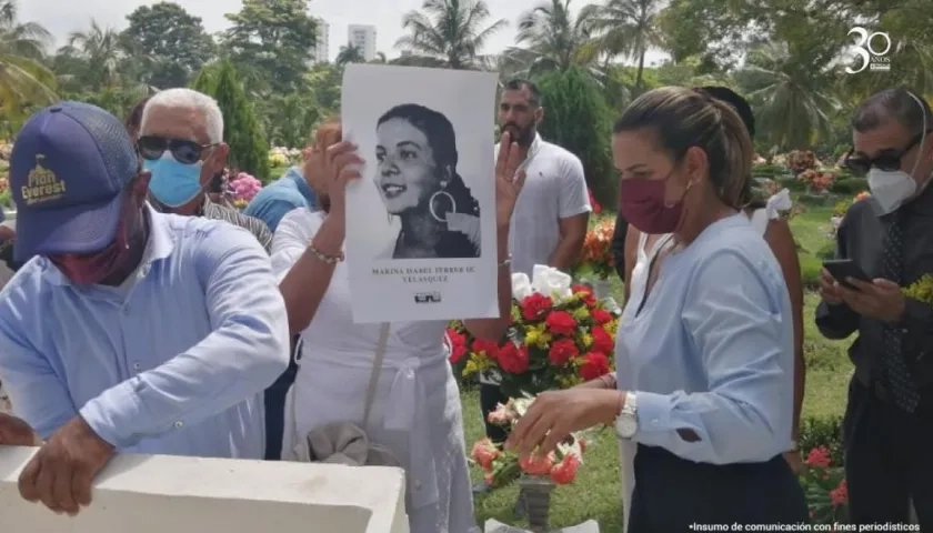La familia de Marina Isabel Ferrer de Velásquez recibiendo los restos mortales.