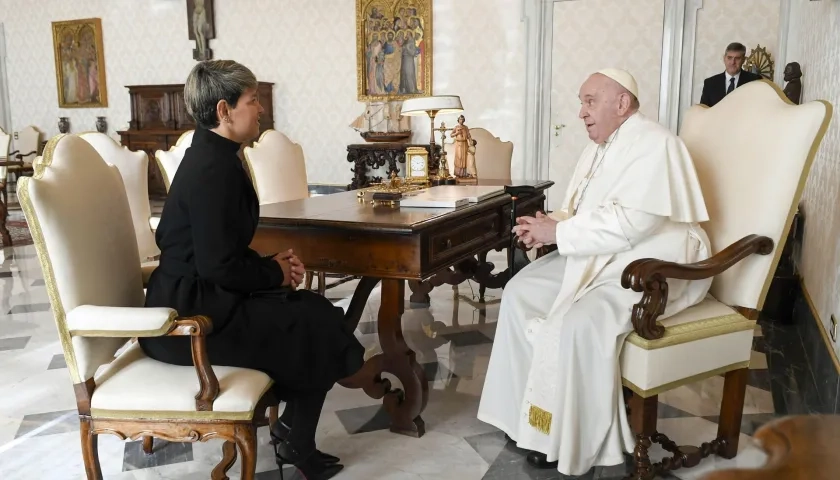El Papa Francisco y Verónica Alcocer en la audiencia privada de este sábado.