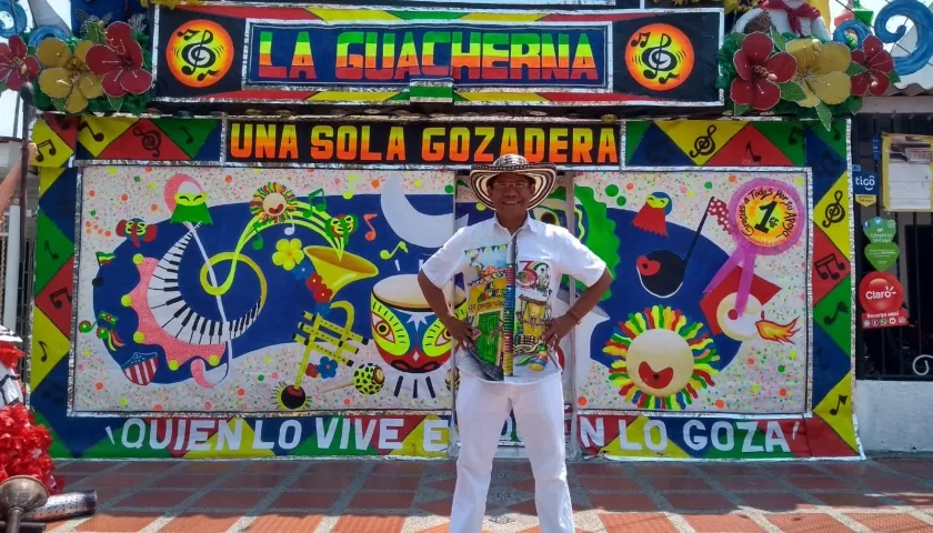 Alcides José Romero Cogollo, Rey Momo 2020, posando en una fachada carnavalera.