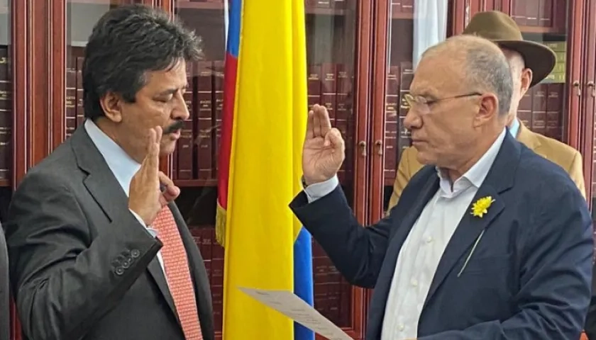 Carlos Julio González toma posesión de su curul ante Roy Barreras, presidente del Congreso.