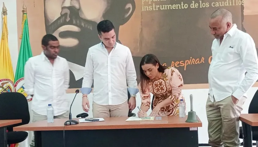 Diala Wilches firma como gobernadora (e) de La Guajira ante la mesa directiva de la Asamblea.