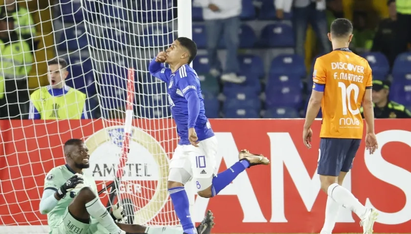 Daniel Cataño festeja el segundo gol de Millonarios ante Universidad Católica.
