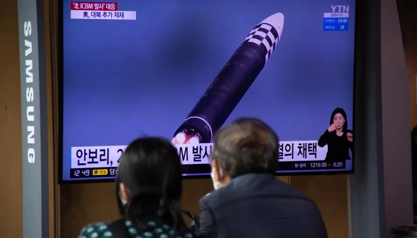  Dos personas observan en la televisión el lanzamiento de un misil en Corea del Norte en una imagen de archivo