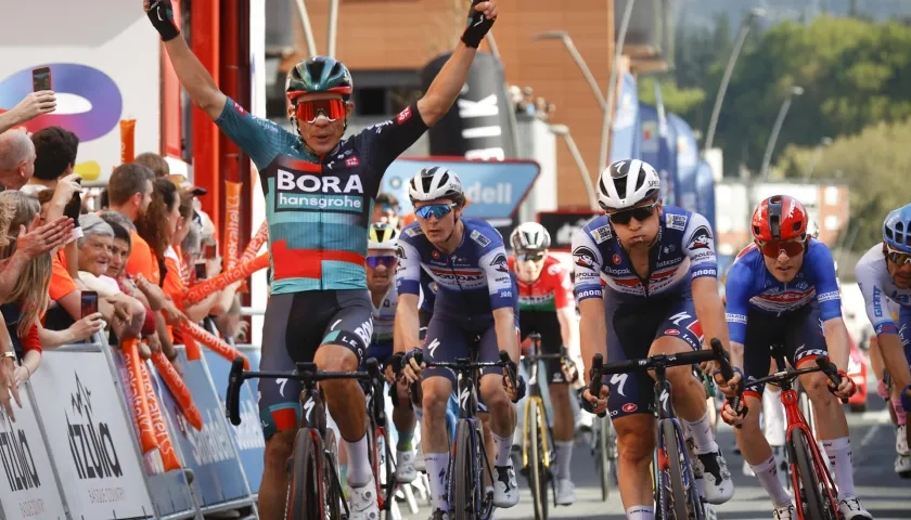 El ciclista colombiano del equipo Bora Sergio Higuita cruza la línea de meta como vencedor de la quinta etapa.