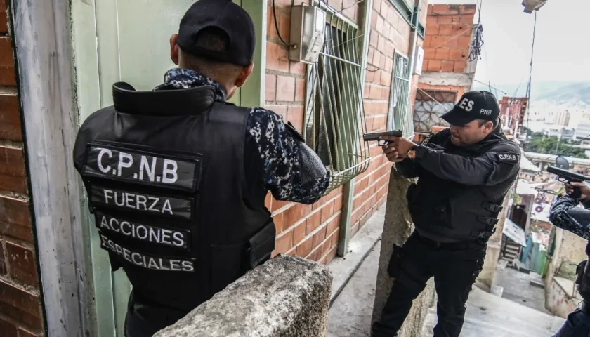 La Policía Bolivariana de Venezuela ha sido cuestionada por  sistemáticas ejecuciones extrajudiciales de hombres jóvenes en situación de pobreza.