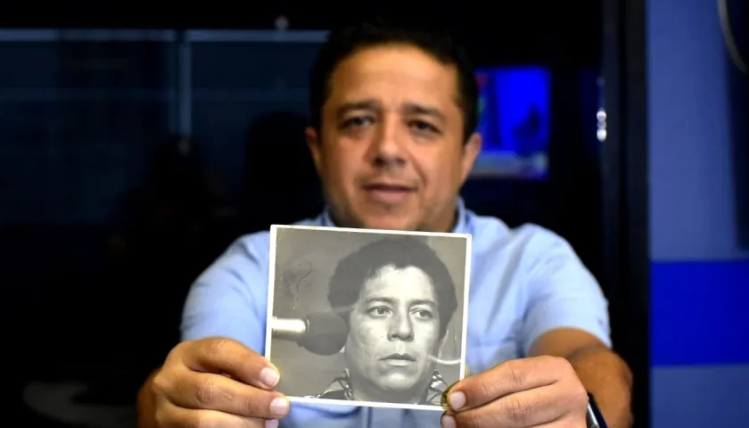 Fabio Poveda Ruiz, con una foto de su padre Fabio Poveda Márquez.
