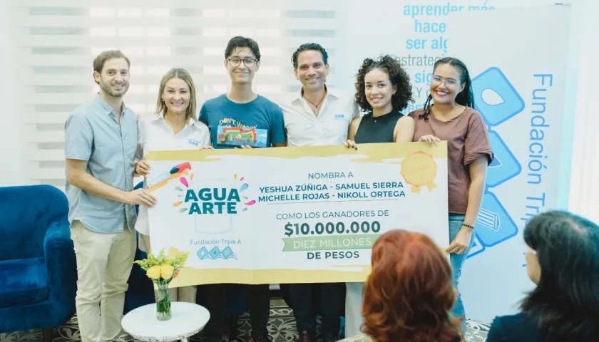 Los ganadores del concurso 'Arte y agua' junto a Alfredo Carbonell, secretario de Desarrollo Social; Alix Castro, directora de la Fundación Triple A, y el gerente de Triple A, Jairo de Castro.