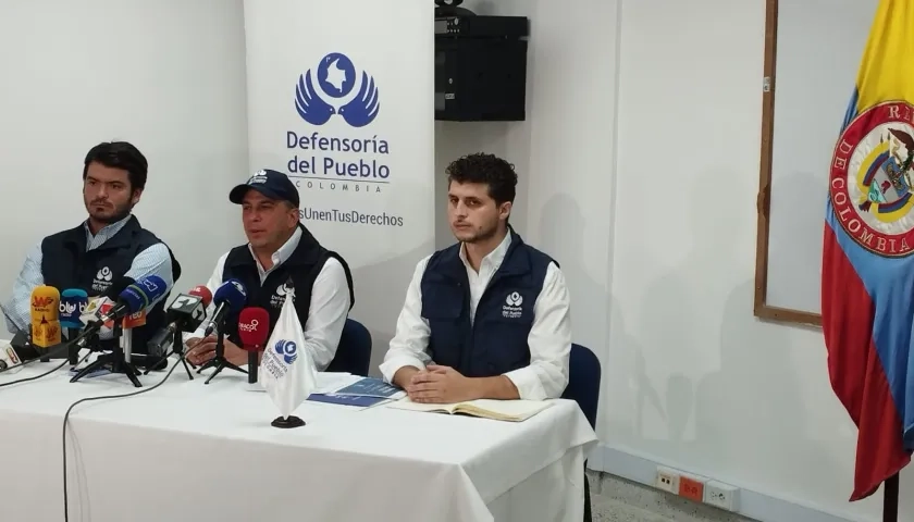 Carlos Camargo, Defensor del Pueblo, con el Defensor Regional Miguel Linero..
