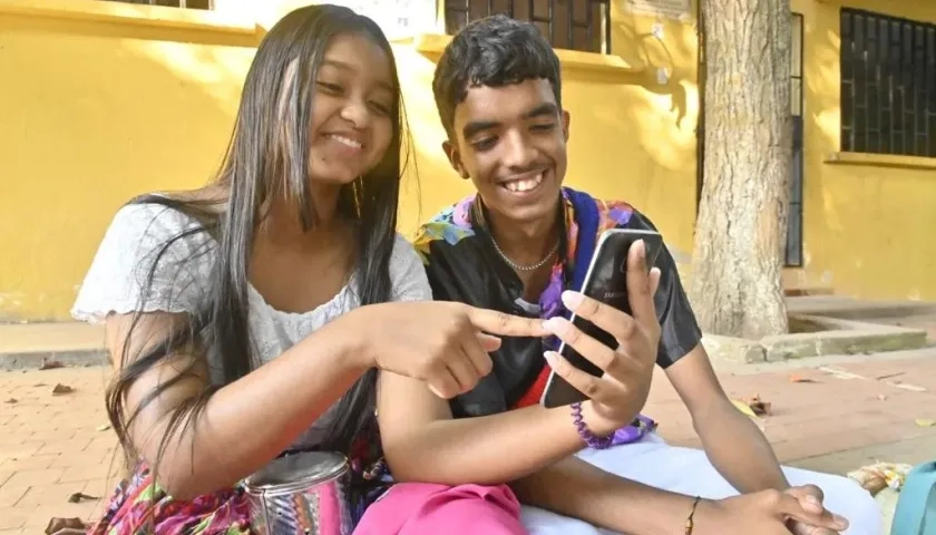 Dos estudiantes de Malambo en una imagen de archivo sobre entrega de computadores por parte de MinTIC