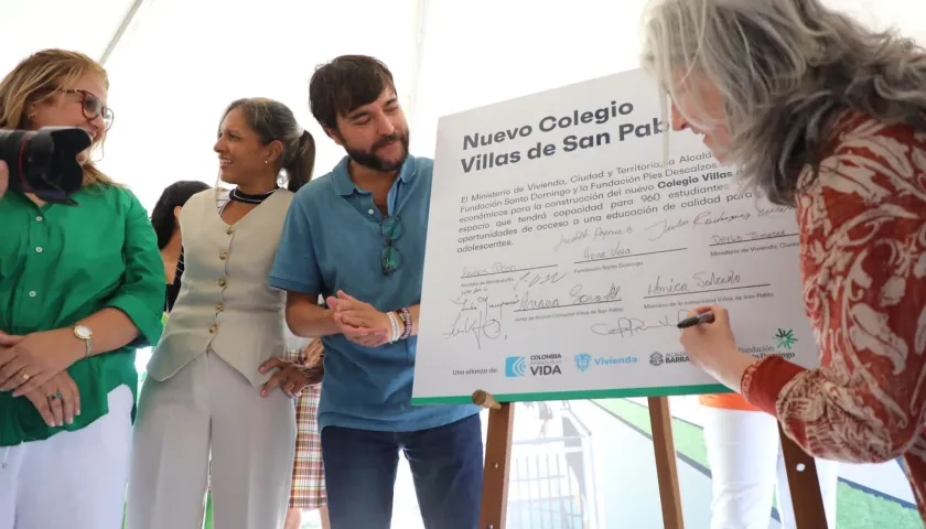 La ministra de Vivienda, Catalina Velasco, firma el convenio para el nuevo colegio en Villas de San Pablo. A su lado, el alcalde Jaime Pumarejo y la secretaria de Educación, Bibiana Rincón