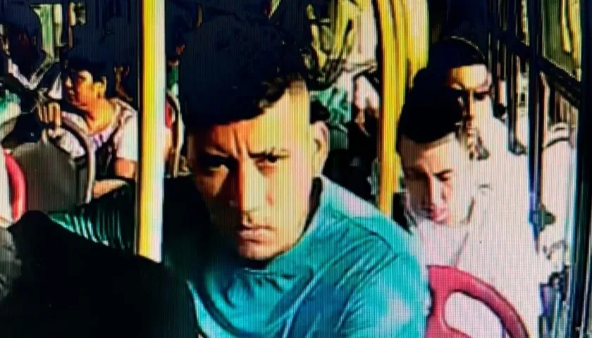 El pasajero mañoso se ubicó detrás del asiento del conductor del bus. 